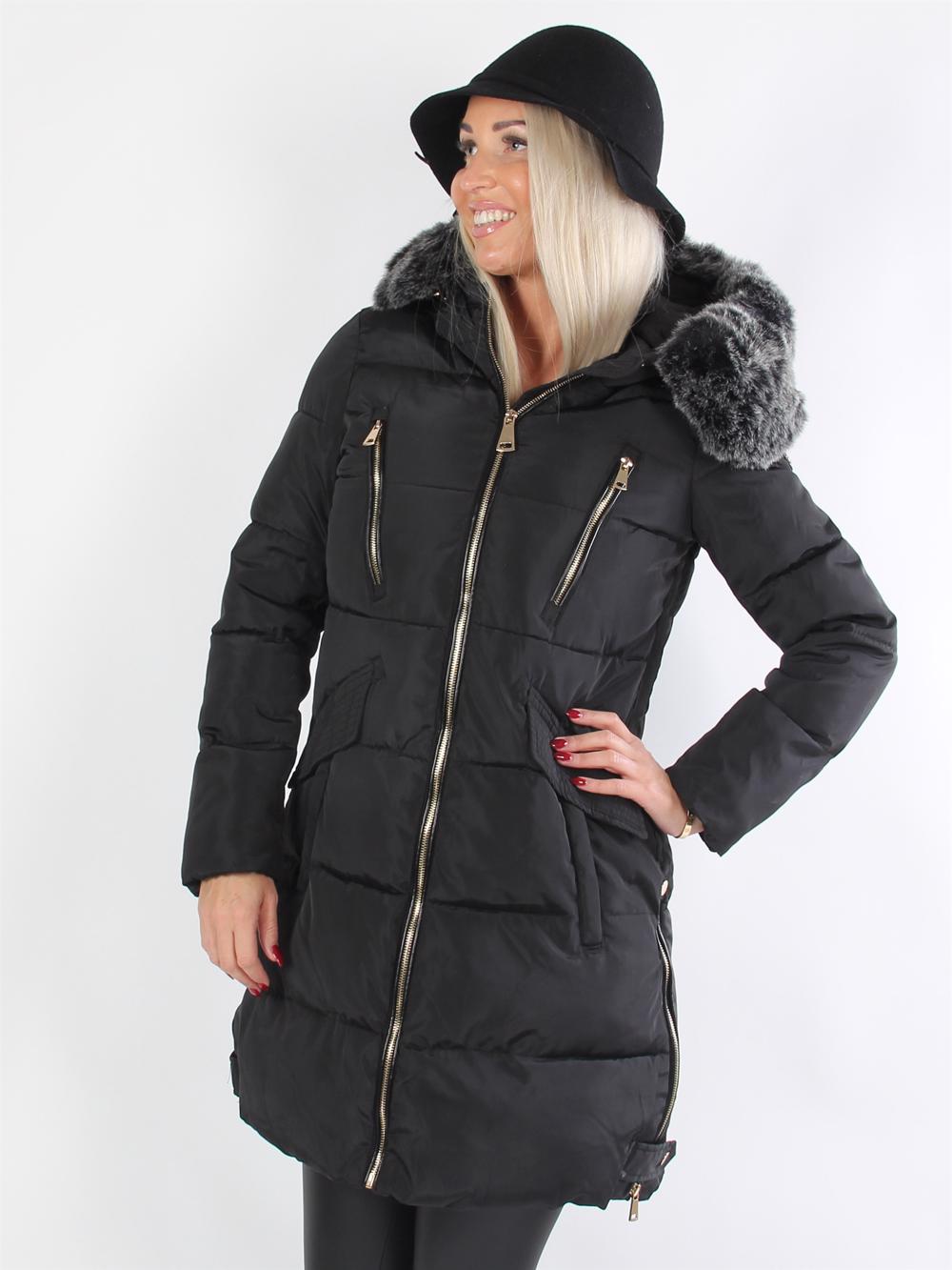 Stephany - Armégrön dunjacka med falsk päls och gyllene blixtlås.